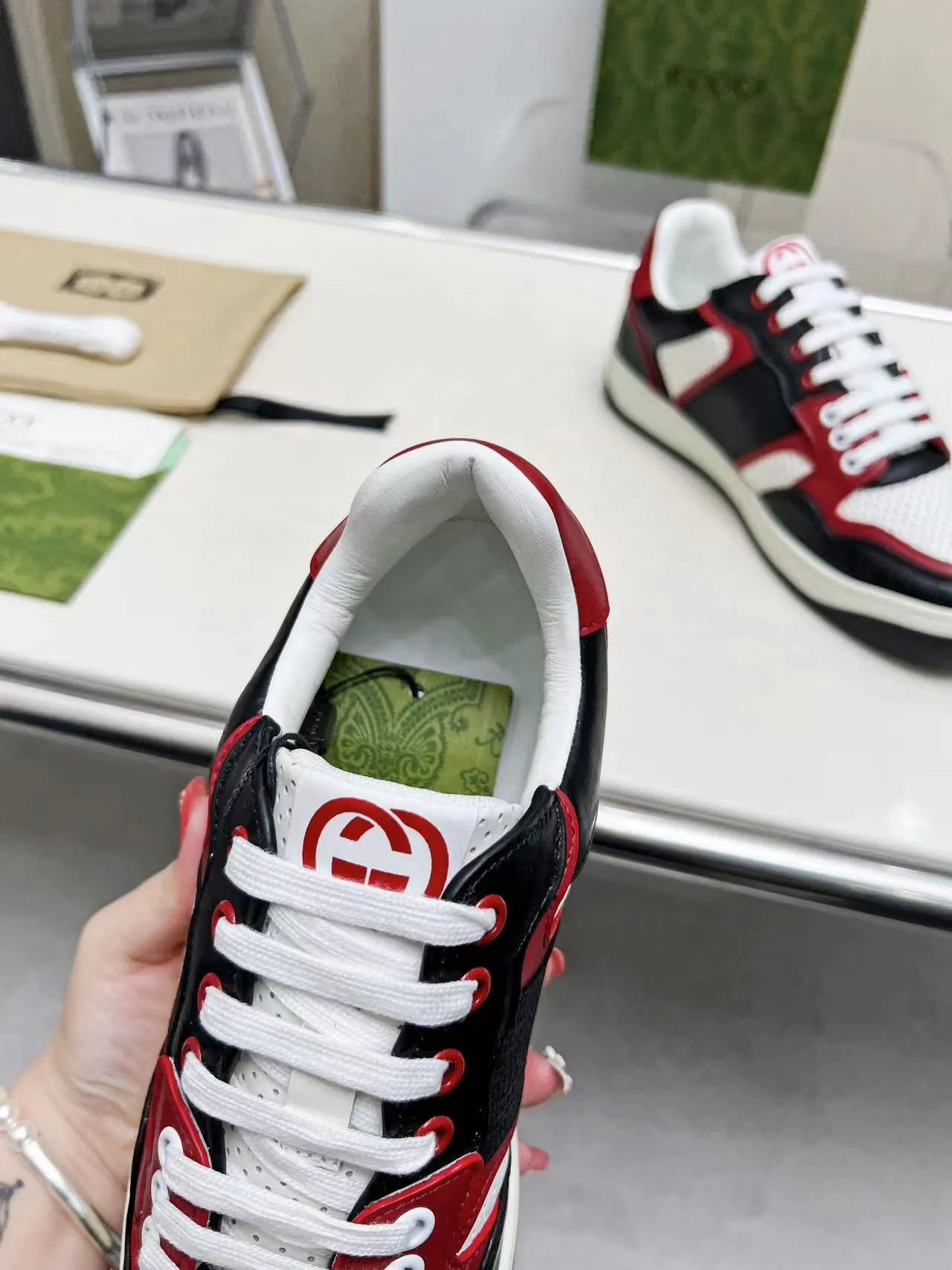 P620 💞💞Gucci G Home’s latest popular sports shoes, couple’s style, casual, retro white shoes 🌸🌸🌸 New popular series. The exquisite and compact interlocking double G logo romantically interprets the aesthetic concept of this series. Made of off-white leather, retro inspiration is cleverly blended into the sneaker design to reinterpret the brand logo. Exquisitely packaged at the delivery counter 🛍📦 ▪️Fabric: Original custom-made imported first-layer cowhide leather ▪️Lining: Original custom-made imported cowhide lining ▪️Outsole: Original molded two-color TPU outsole ▪️Size: Women's 35-40 / Men's 39-45